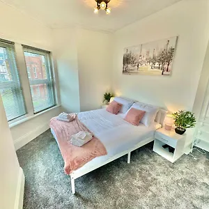 Chic In Central With Parking Apartment
